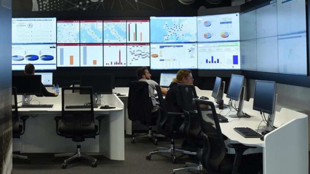Les équipes de techniciens analysent et traitent les données envoyées par les moteurs FPT de toute la planète. © FPT